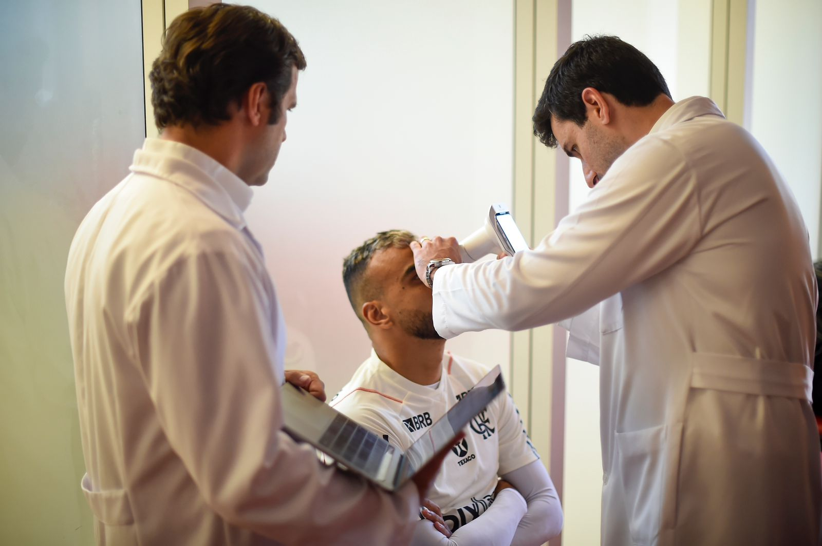 Medicos realizam exame com Eyer em jogador do Flamengo